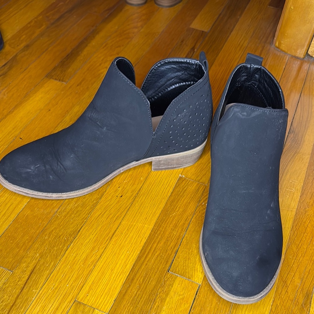 Vepose Black Ankle Booties with Suede Finish and V-Shaped Opening